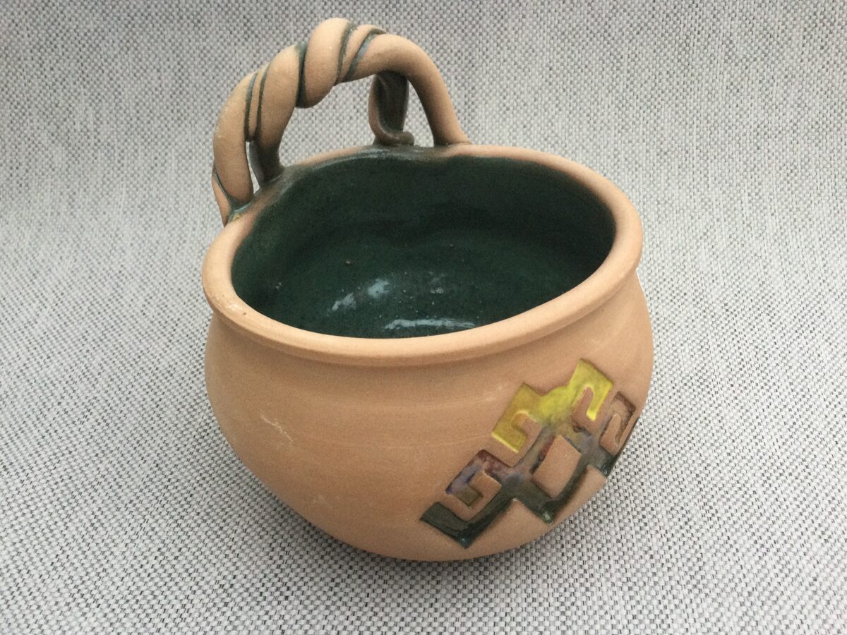  Keramikas trauks ar osu un etnogrāfisku zīmi.